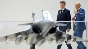 Le PDG de Dassault Aviation Eric Trappier présente au président Emmanuel Macron un modèle de Rafale au salon du Bourget près de Paris, le 20 juin 2025.