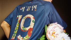 Le maillot avec un flocage coréen du PSG