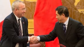 Le président d'Areva, Luc Oursel, a conclu deux contrats avec le dirigeant de CNNC, Qin Sun.