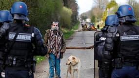 Le dispositif policier exceptionnel déployé depuis plusieurs mois sur le site du futur aéroport de Notre-Dame-des-Landes sera progressivement ramené à la normale au cours du week-end. /Photo prise le 15 avril 2013/REUTERS/Stéphane Mahé