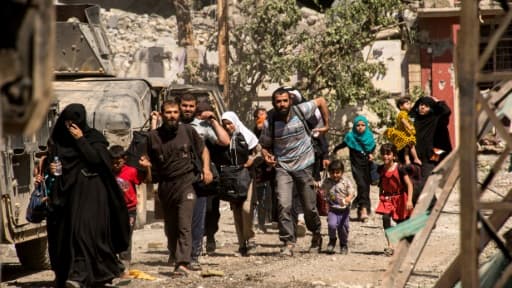 Des habitants fuient les combats entre les forces irakiennes et les jihadistes de l'EI, le 17 mai 2017 à Mossoul-Ouest Des habitants fuient les combats entre les forces irakiennes et les jihadistes de l'EI, le 17 mai 2017 à Mossoul-Ouest