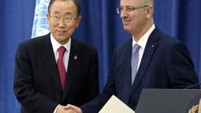 Le secrétaire général de l'ONU Ban Ki-moon et le chef du gouvernement d'union palestinien Rami Hamdallah se serrent la main à l'occasion d'une conférence de presse commune, le 13 octobre 2014.
