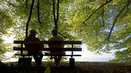 Dans l'édition 2011 de son "Panorama des pensions", l'OCDE estime que repousser l'âge du départ en retraite est le meilleur outil dont disposent les Etats pour maintenir à flot leur système de financement sans avoir à réduire les pensions et appauvrir les