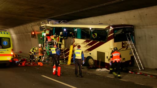 Le  chauffeur aurait voulu  mettre  un DVD , juste  avant le choc .