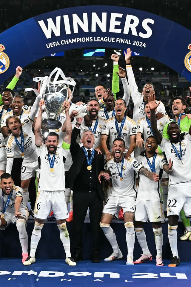 Les joueurs du Real Madrid soulèvent la Ligue des champions, le 1er juin 2024.