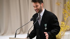 Le directeur de la maison de mode Jacquemus, Simon Porte Jacquemus, décoré Chevalier des Arts et des Lettres, le 2 mars 2024 à Paris