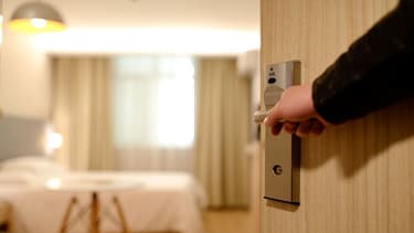 Le fait que l'accident soit survenu dans un lieu autre que la chambre d'hôtel que la société TSO lui avait réservée ne permettait de considérer que le salarié s'était placé hors de la sphère de l'autorité de l'employeur.