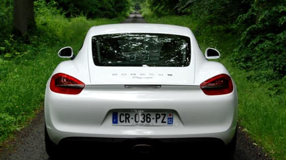 Le Cayman affiche une ligne de caisse haute et une assise très basse. Le Cayman affiche une ligne de caisse haute et une assise très basse.