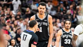Le Français Victor Wembanyama face à l'arbitre avec les San Antonio Spurs, 12 avril 2024