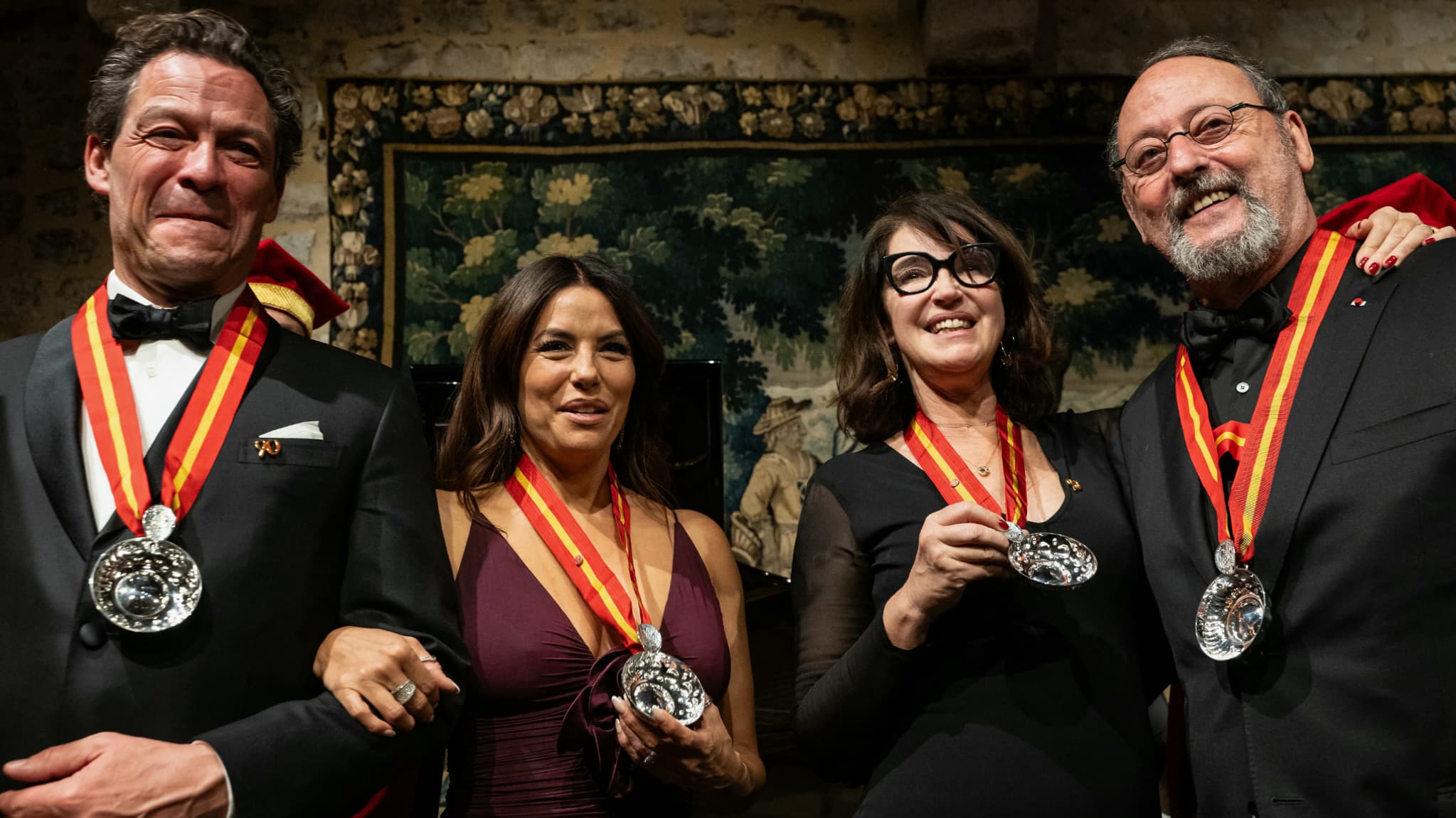 Les quatre présidents de la 164e vente aux enchères des vins des Hospices de Beaune, Jean Reno, Zabou Breitman, Eva Longoria et Dominic West, au château du Clos de Vougeot, le 16 novembre 2024