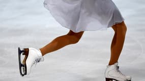 Une femme pratiquant du patinage artistique (PHOTO D'ILLUSTRATION).