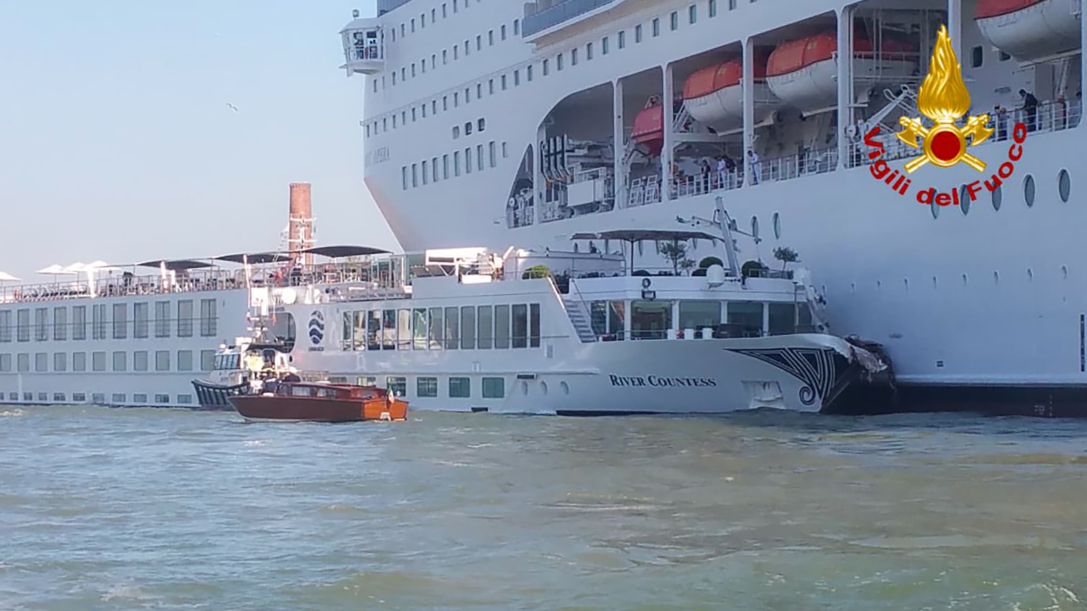 Le bateau a perdu le contrôle et a heurté un quai et une navette fluviale. Le bateau a perdu le contrôle et a heurté un quai et une navette fluviale.
