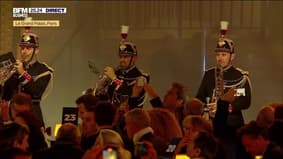 La Garde républicaine interprète "Emmenez-moi" de Charles Aznavour lors des BFM Awards