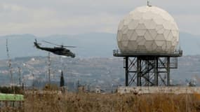 Un hélicoptère approche d'un radar dans la base militaire russe de Lattaquié, le 16 décembre 2015