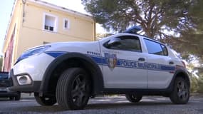 Une voiture de police municipale au Val des Rougières.