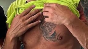 Mesut Özil exposant son tatouage