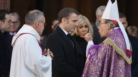 Emmanuel Macron et son épouse Brigitte Macron s'adressent à Philippe Barbarin après les obsèques de Gérard Collomb ce mercredi 29 novembre.