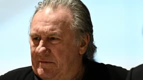 Gérard Depardieu arrive au quatrième jour de son procès pour agressions sexuelles sur deux femmes lors d'un tournage en 2021, devant le tribunal correctionnel de Paris, le 27 mars 2025.