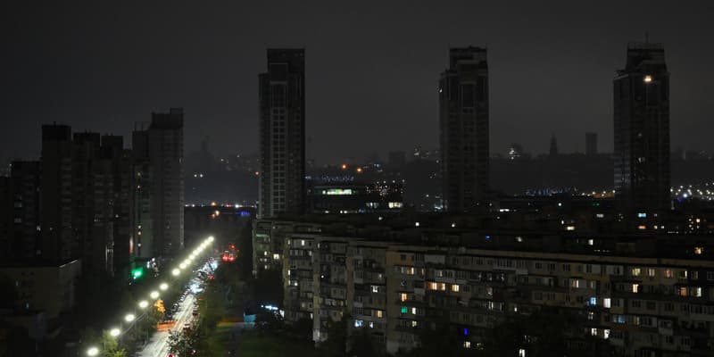 Des immeubles résidentiels sur la rive gauche du Dniepr lors d'une coupure d'électricité à Kiev le 10 octobre 2025, à la suite d'attaques russes à la roquette et au drone dans le cadre de l'invasion russe de l'Ukraine. (Illustration) 
