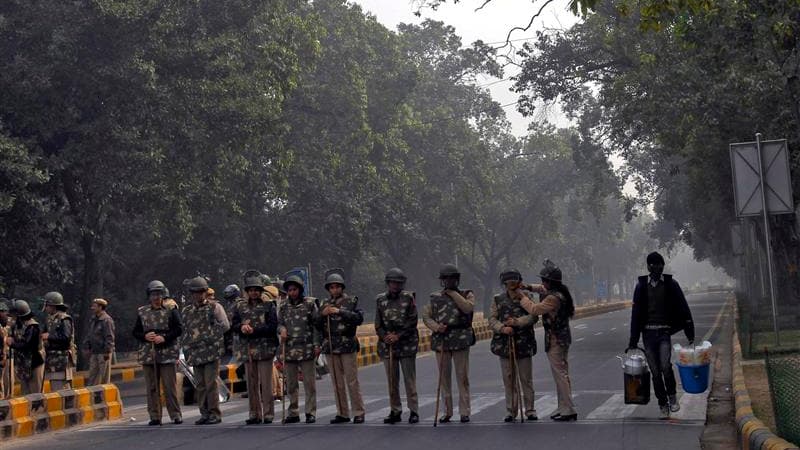 Barrage de police pour tenter de restaurer le calme à New Delhi face aux manifestations déclenchées par le viol collectif d'une jeune femme. Les autorités indiennes ont réagi face au mouvement de protestation qui agite la capitale en fermant l'accès aux r