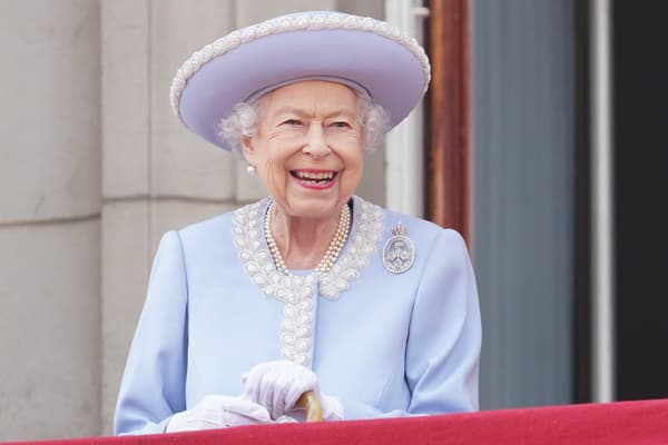 Elizabeth II au balcon du palais de Buckingham au premier jour de son jubilé, le 2 juin 2022.