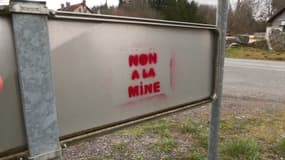 Une peinture au pochoir indiquant "Non à la mine" dans l'Allier, mars 2024 