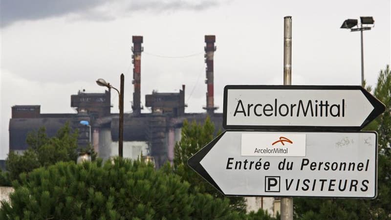 L'un des hauts-fourneaux de l'aciérie ArcelorMittal de Fos-sur-Mer (Bouches-du-Rhône) est menacé d'une mise à l'arrêt de plus d'un an, ce qui, selon la CGT, compromet l'avenir de ce site employant plus de 2.800 personnes. /Photo d'archives/REUTERS/Jean-Pa