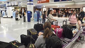 Des passagers attendent un vol à Orly le 18 septembre.