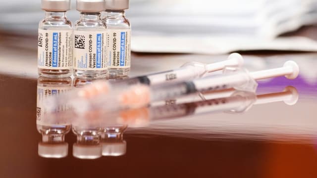 Des doses et des seringues du vaccin unidose contre le coronavirus Janssen de la firme américaine Johnson&Johnson sont exposés à Culver City en Californie, dans une clinique des pompiers, le 5 août 2021