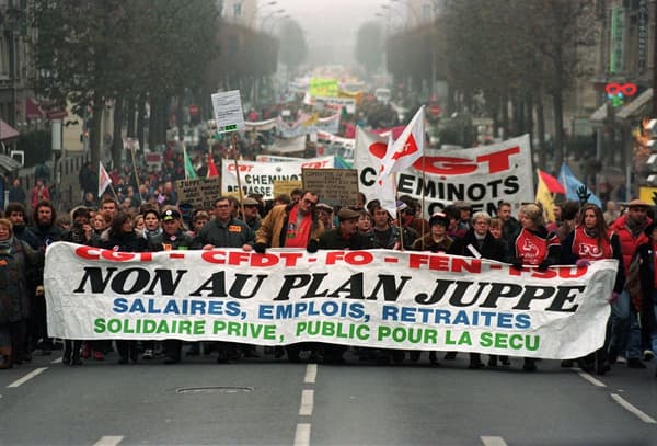 Une manifestation contre le "plan Juppé", le 10 décembre 1995 à Caen (Calvados).