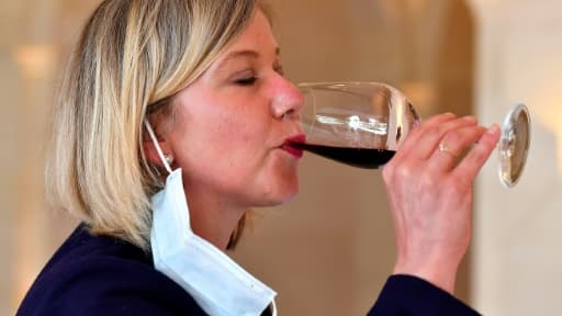Dégustation d'un vin par une professionnelle au château Montrose dans le domaine de Saint-Estephe, près de Bordeaux, le 4 juin 2020