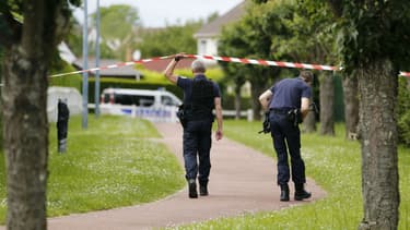 Des policiers à Magnanville, dans les Yvelines, mardi 14 juin, près de la maison où un couple de policiers a été tué (photo d'illustration)