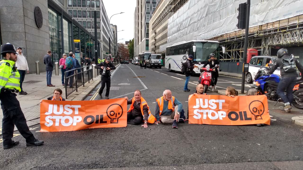 Des militants écologistes du groupe Just Stop Oil bloquent la circulation près de Londres, le 17 octobre 2022