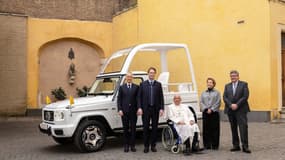 Mercedes, fournisseur depuis des décennies des voitures papales de 94 ans, a présenté ce mercredi 04 décembre 2024 au Pape François son nouveau véhicule officiel, un SUV Classe G 100% électrique.