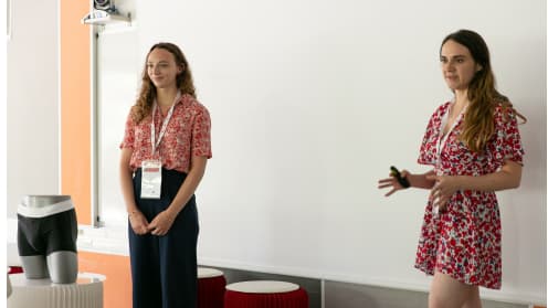 Julie Simon et Eléonore Abadie au James Dyson Award 2025.