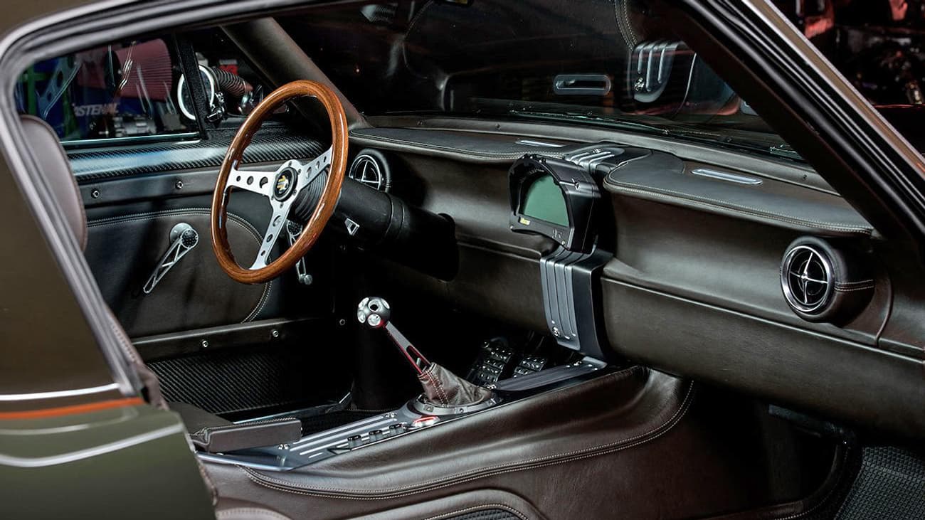 L'intérieur est soigné et fidèle à l'esprit original de la Mustang. L'intérieur est soigné et fidèle à l'esprit original de la Mustang.