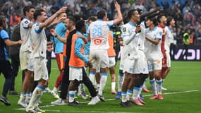 Les joueurs de l'OM fêtent leur victoire contre le PSG avec leurs supporters au Vélodrome, le 22 septembre 2025.