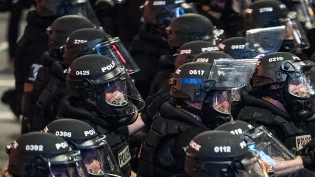Policiers contre manifestants à Charlotte, en Caroline du Nord, le 21 septembre 2016.