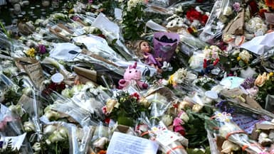 Messages, fleurs, jouets en hommage aux victimes de l'attaque au couteau perpétrée trois jours plus tôt, à Annecy le 11 juin 2023