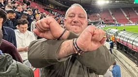 Chris Knoll lors de la bagarre avec les supporters d'Alkmaar lors de la demi-finale de Ligue Europa Conference contre West Ham.