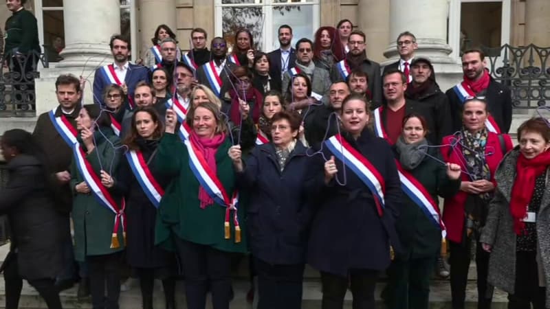 Des députés de la France insoumise brandissent un cintre, un symbole pro-IVG, devant l'Assemblée nationale,