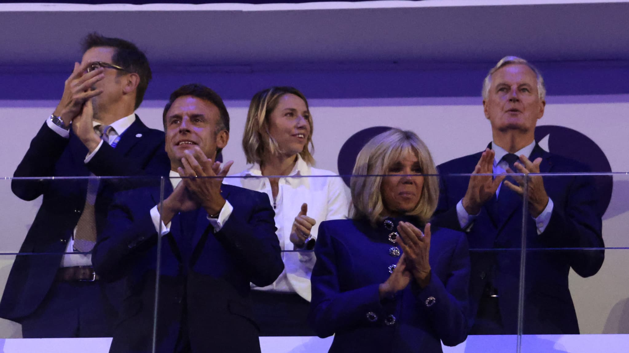 Au premier plan, Emmanuel Macron et Brigitte Macron. Au second plan, à droite, Michel Barnier et Amélie Oudéa-Castera, le dimanche 8 septembre 2024 au Stade de France
