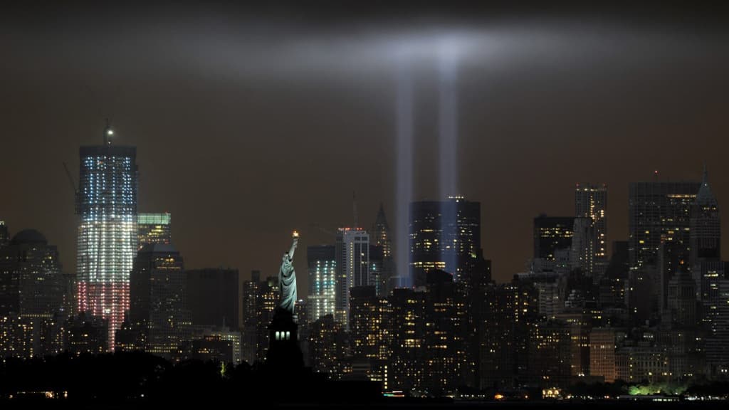 Deux rayons de lumière diffusés depuis l'ancien emplacement des tours jumelles du World Trade Center, le 11 septembre 2011. Deux rayons de lumière diffusés depuis l'ancien emplacement des tours jumelles du World Trade Center, le 11 septembre 2011.