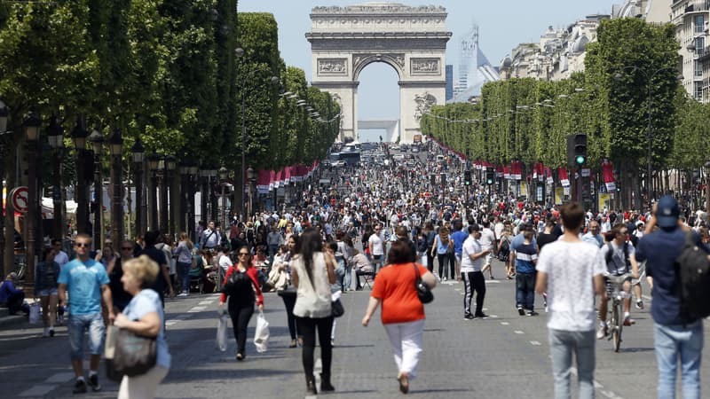 Les Champs-Elysées lors d'une "journée sans voiture", ou l'illusion qu'une région sans voiture est possible.