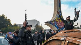 Des combattants rebelles célèbrent la prise de Damas sur la place des Omeyyades le 8 décembre 2024. 