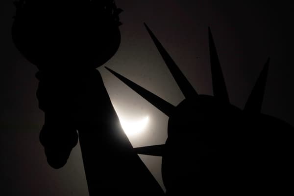 La Statue de la Liberté plongée dans le noir le 8 avril 2024 lors d'une éclipse totale
