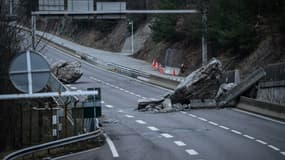 Cette photographie prise le 4 février 2025 près de Moutiers montre un parapet endommagé et des rochers sur la route nationale 90 entre Albertville et Moutiers, trois jours après un glissement de terrain.