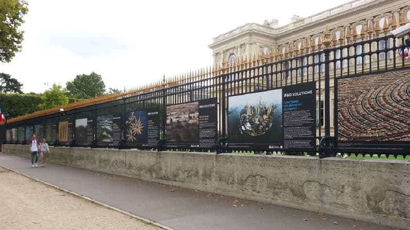 L'exposition affichée sur les grilles du ministère des Affaires étrangères et visible jusqu'à fin décembre. 