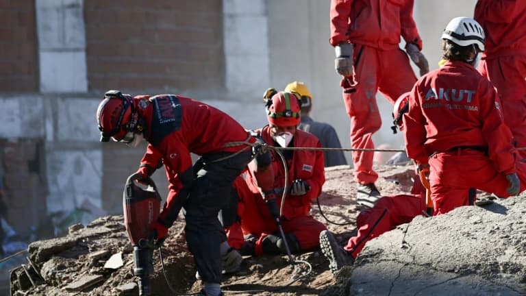 Des secouristes recherchent des survivants dans les décombres d'immeubles effondrés, le 2 novembre 2020 à Izmir, trois jours après un puissant séisme en Turquie.
