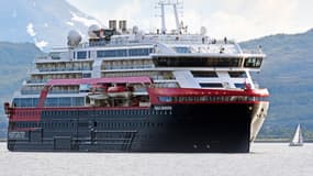 Le MS Roald Amundsen de la compagnie Hurtigruten est équipé de moteurs hybrides faisant baisser sa consommation de 20%. Il peut naviguer pendant 1 heures sans bruit ni fumée